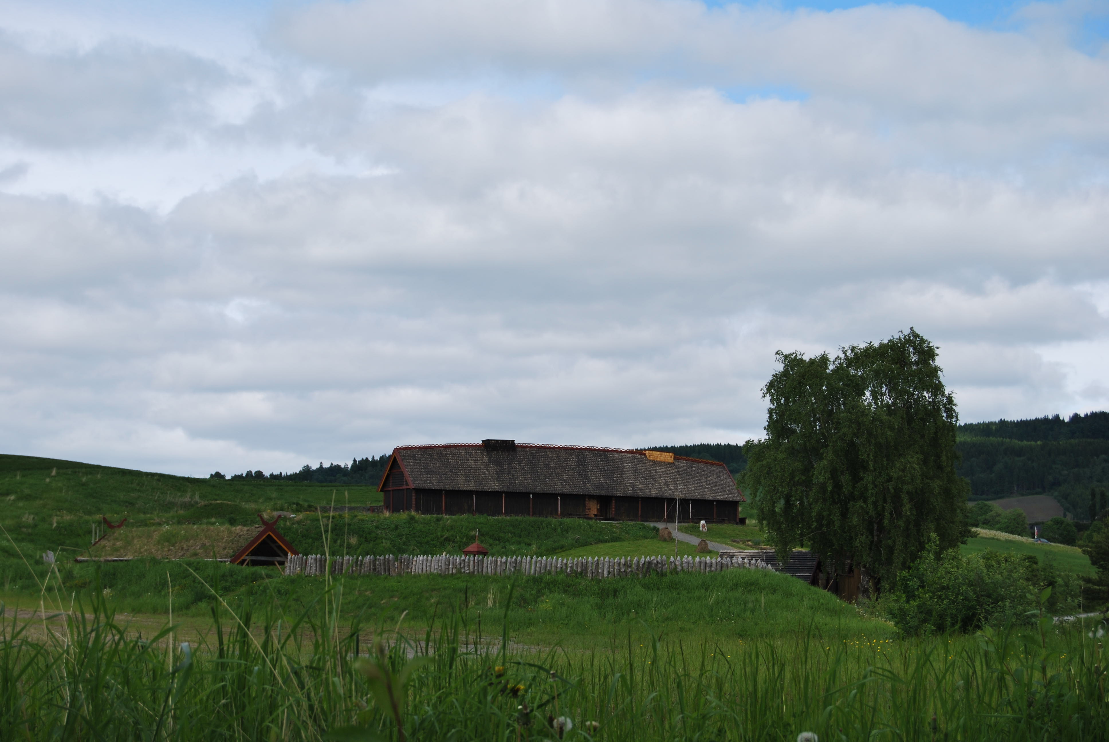 Langhuset p&aring; middelalderg&aring;rden Stiklastadir, Stiklestad nasjonale kultursenter. Foto Marte Mokkelbost/NTNU Vitenskapsmuseet.)