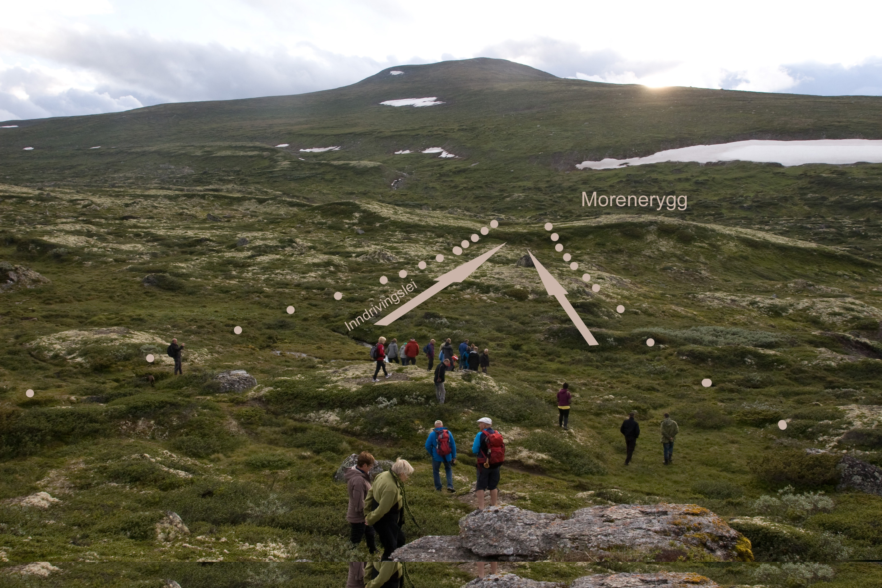 Avlivingskvea sett mot vest, stolperekkene er antyda med ljose prikkar. Moreneryggen i bakgrunner har skjerma for innsyn til sjølve avlivingsplassen som ligg like bak kanten på ryggen.  Fram mot ryggen er terrenget småkupert. Foto: Per Jordhøy©.