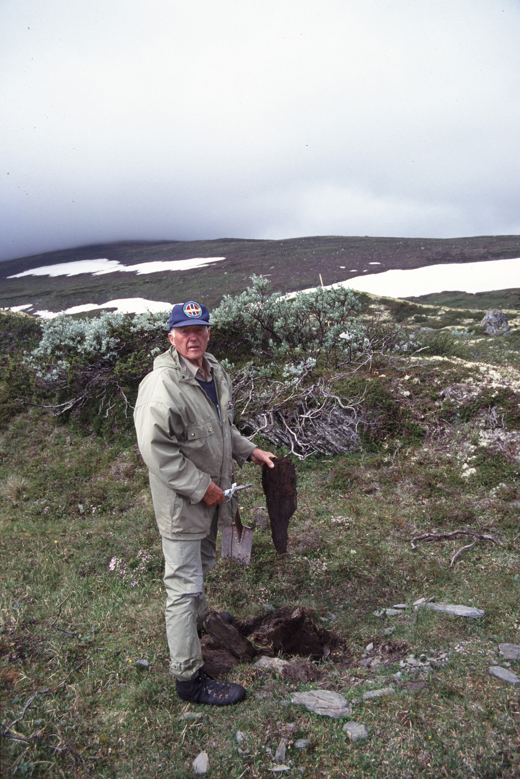 I 1999 og 2000 vart fangstanlegget synfart av fangstminnegranskaren Øystein Mølmen. Han fann da ein stolperest i eit av stolpehola like ved moreneryggen i avlivingskvea. Den vart datert til seint 1200-tal AD. Foto: Per Jordhøy©