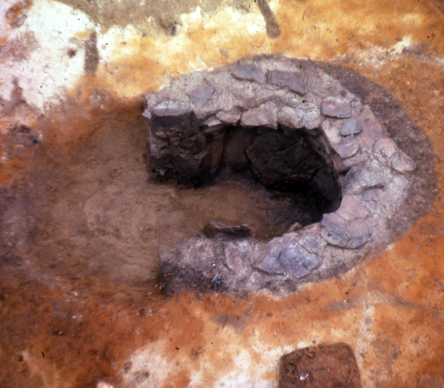 Slaggrop under en jernframstillingsovn på Heglesvollen i Levanger. Fra tiden omkring Kristi fødsel. Foto Lars F. Stenvik, NTNU Vitenskapsmuseet