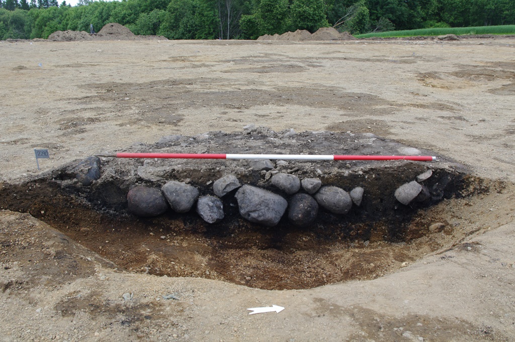 Snitt av en av kokegropene p&aring; &oslash;vre flate. Denne har sv&aelig;rt store steiner i fyllet. Foto: Isabella Fold&oslash;y, NTNU Vitenskapsmuseet.