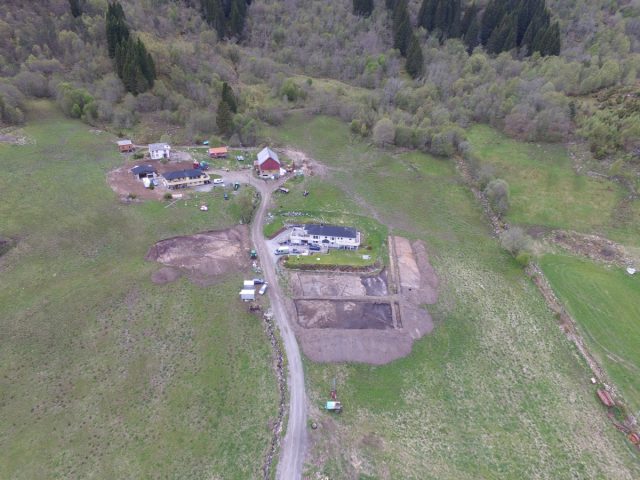Lokalitetene i Litlvika. Til venstre kan man se lok. 1 og til høyre kan man se lok. 2 og dets tre inndelinger. Dronefoto av Raymond Sauvage, NTNU Vitenskapsmuseet.