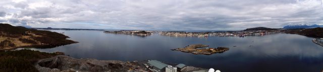 Panoramabilde av utsikten fra helleren på Husøya. Foto: Raymond Sauvage, NTNU Vitenskapsmuseet