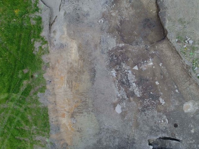Ørneperspektivet: dronefoto av feltet avslørte at vi hadde spor etter ett tilnærma kvadratisk laftahus, med syllsteiner. Foto Raymond Sauvage, NTNU Vitenskapsmuseet