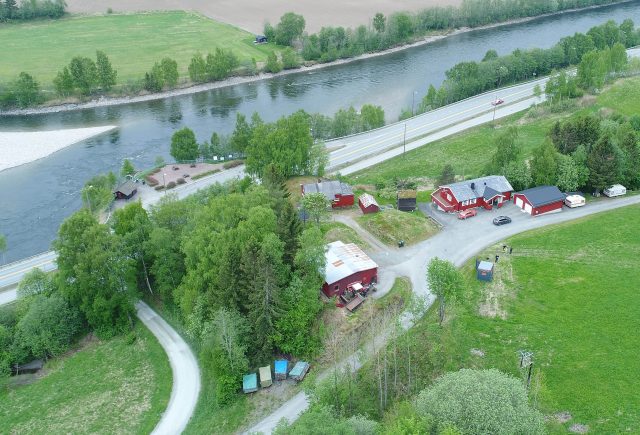 Dronefoto over gården Bjørnheim/Rena. Gravene omtrent midt i bildet. Foto: NTNU Vitenskapsmuseet