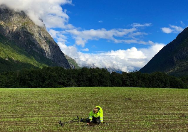 Feltleder Caroline har fått utslag på detektoren. Foto: Arne Anderson Stamnes, NTNU Vitenskapsmuseet