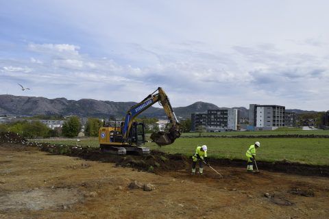 Bilde av arkeologer og en gravemaskin