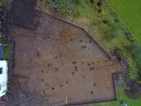 Lokaliteten Kvistad. Husstrukturen sett mot sørvest. Dronefoto ved Kristoffer Hillesland.
