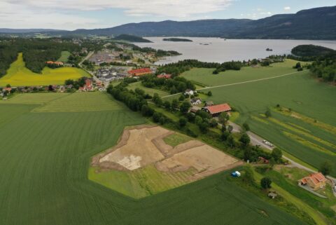 Dronebilde som viser hvordan funnstedet ligger i forhold til sjøen